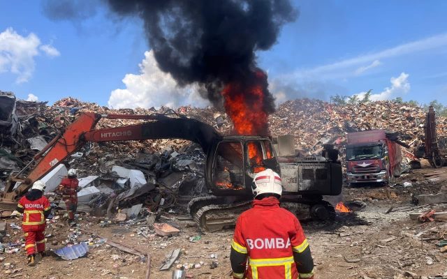 Jentera berat Hitachi musnah terbakar di Tuaran
