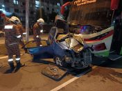 Pemandu Viva tersepit, tidak sedarkan diri selepas bertembung bas persiaran