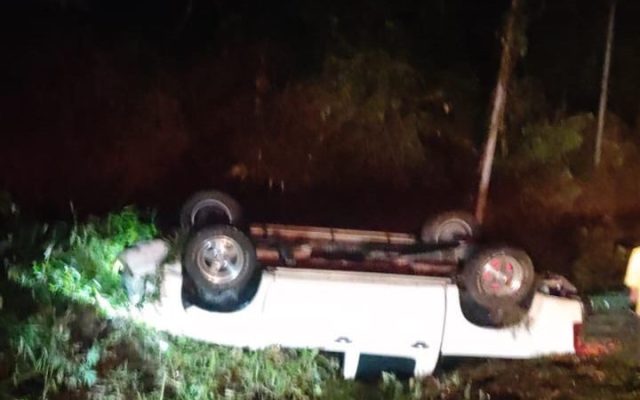 Hilux terbabas sebelum terbalik di bahu Jalan Tenom, Kemabong