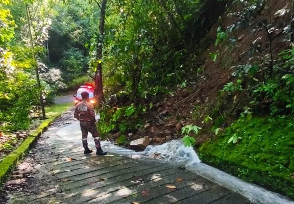 Tanah runtuh halang laluan utama Kampung Tiong Simpodon