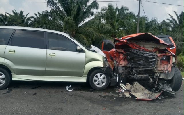 Elak buah sawit bertaburan atas jalan, tiga kenderaan bertembung