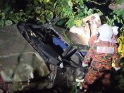Tiga maut, seorang cedera kereta terjunam gaung