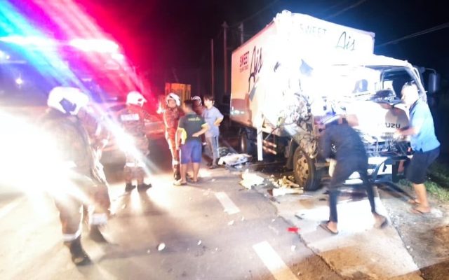 Pemandu lori ais cedera selepas bertembung treler di Tuaran