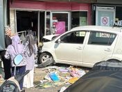 Warga emas dipercayai tersalah tekan pedal, panik punca Myvi rempuh premis dan Innova
