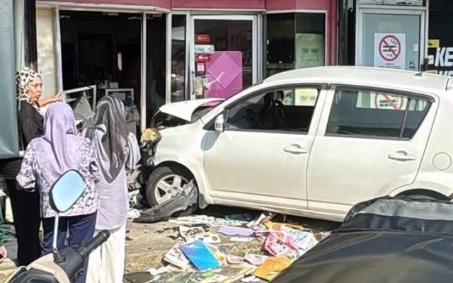 Warga emas dipercayai tersalah tekan pedal, panik punca Myvi rempuh premis dan Innova