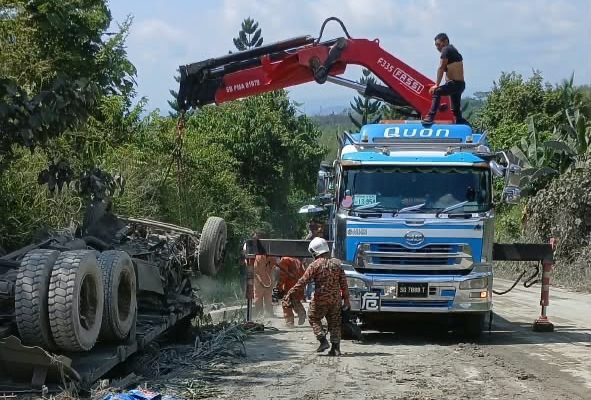 Lelaki maut terperangkap dalam lori simen terbalik