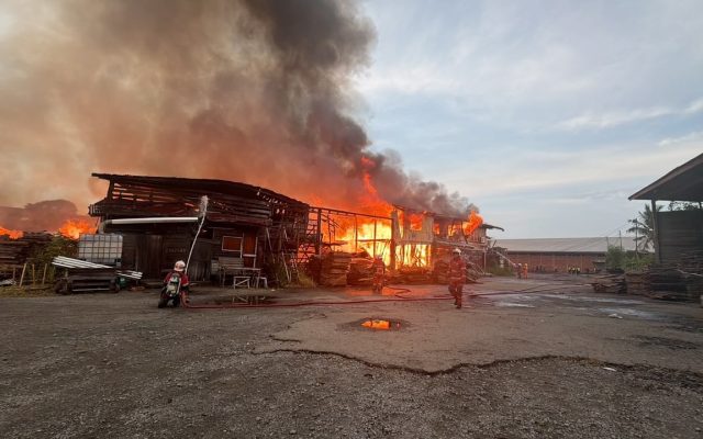 Gudang kayu Hap Seng musnah terbakar di Tawau
