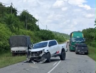 Guru parah, tiga pelajar cedera kemalangan dua kenderaan
