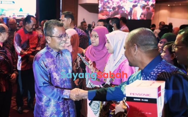 Bekerjalah dengan hati, mudahkan urusan rakyat, pesan Mohd Razali kepada penjawat awam
