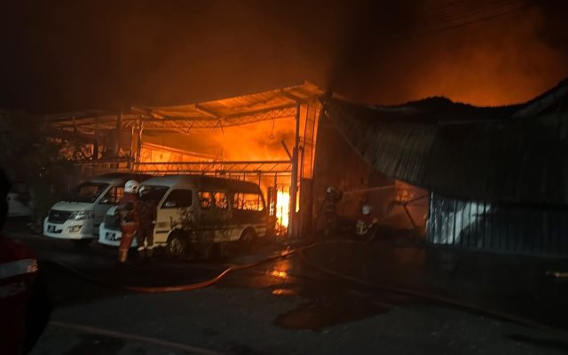 Tiga gudang plastik, 12 kenderaan musnah dalam kebakaran di Penampang