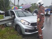 Dua cedera Myvi terbabas langgar penghadang jalan