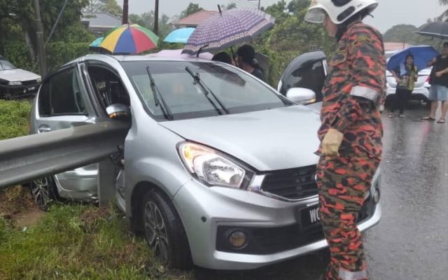 Dua cedera Myvi terbabas langgar penghadang jalan