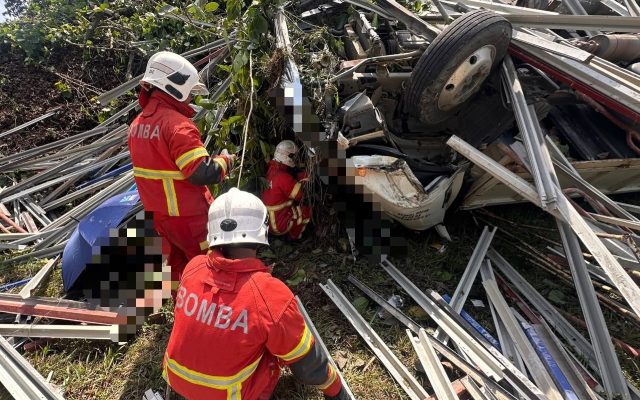 Pemandu lori tiga tan maut tercampak keluar kenderaan