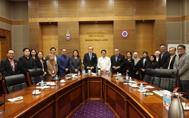 Masidi,&nbsp;Ewon&nbsp;bincang&nbsp;usaha&nbsp;perkukuh&nbsp;sektor&nbsp;perindustrian&nbsp;Sabah