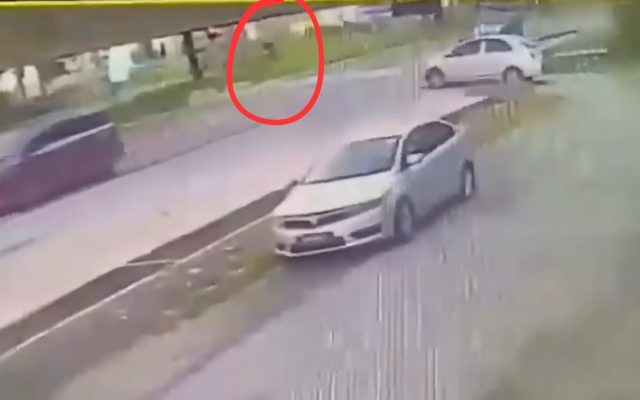 Murid 11 tahun parah dilanggar kereta depan sekolah