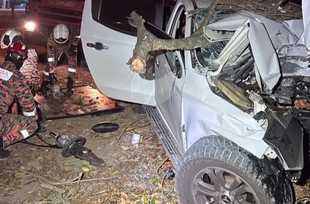Pemandu Triton maut selepas terbabas langgar pokok