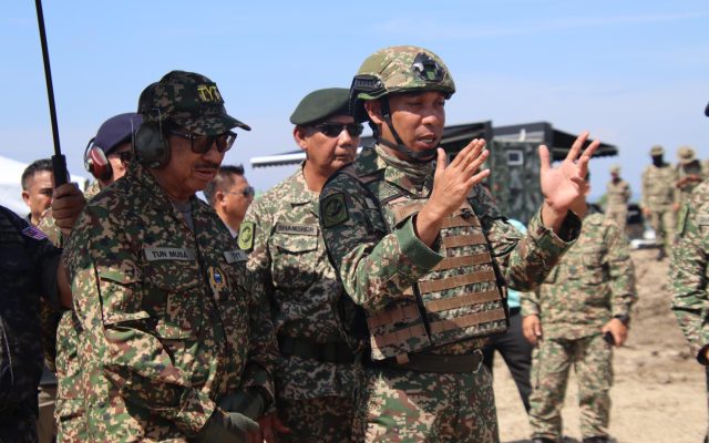 Tun Musa sertai latihan menembak kompetensi 5 Divisyen